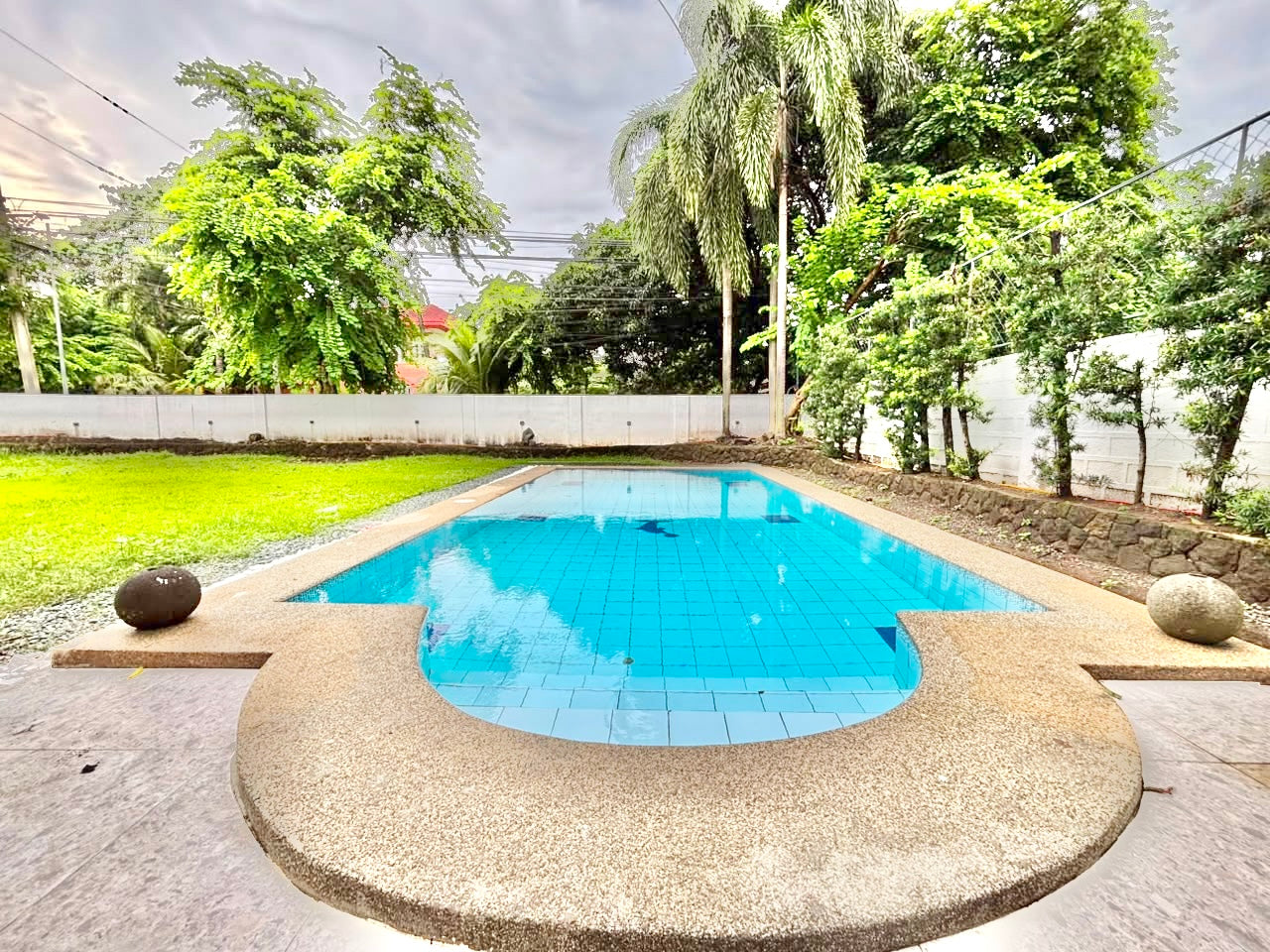 Ayala Alabang Village Sprawling Garden FOR LEASE D